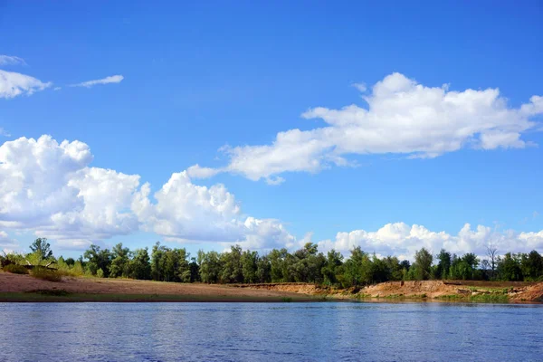 Krajobraz Rzeka Las niebo — Zdjęcie stockowe