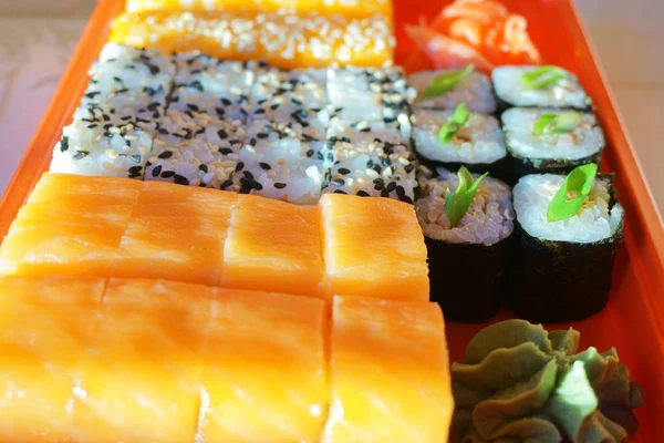 Rolos de sushi, comida tradicional japonesa — Fotografia de Stock
