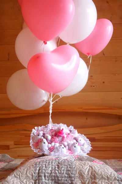 Kızlar, Balonlar, Hediyelik için oyuncak ayılar — Stok fotoğraf