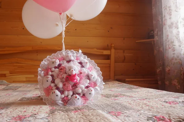 Kızlar, Balonlar, Hediyelik için oyuncak ayılar