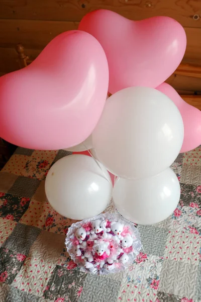 Ursinhos de pelúcia para meninas, balões, presente — Fotografia de Stock