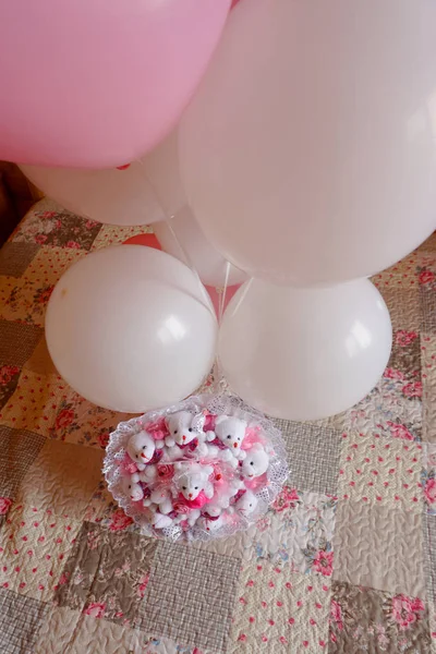 Teddy bears na dziewczyny, balony, prezent — Zdjęcie stockowe
