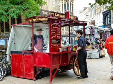 Bir sosisli sandviç standı, Cambridge'de öğrenci