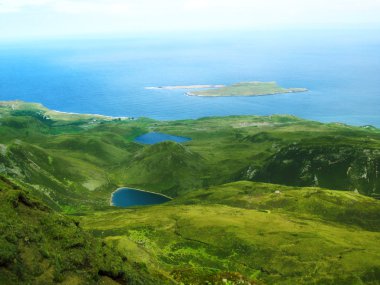 Skye Adası 'nın okyanus manzaralı ve yuvarlanan yeşil tepeleri