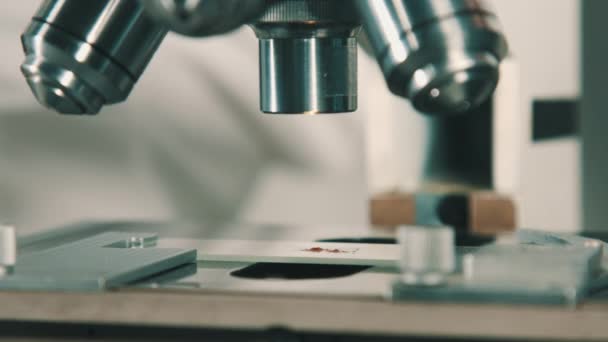 Microscoop in laboratorium. — Stockvideo