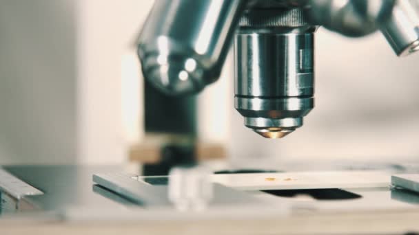 Microscope en laboratoire .