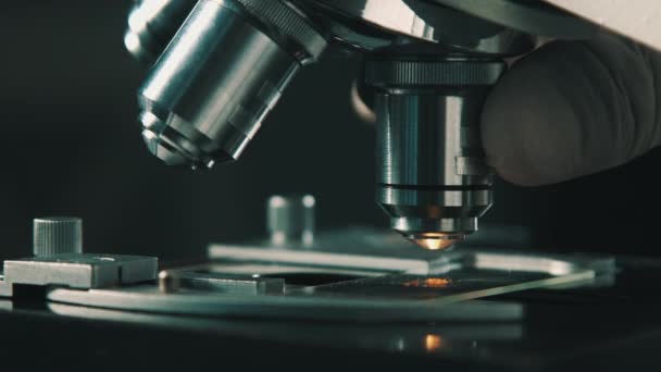 Microscope en laboratoire .