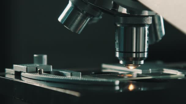 Microscopio in laboratorio . — Video Stock