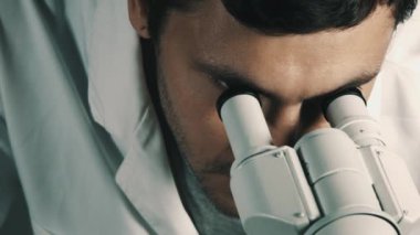 Mikroskop arıyor genç bilim adamı