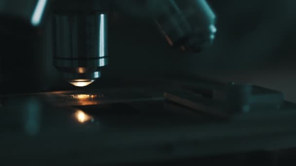 Mikroskopet på laboratorium. — Stockvideo