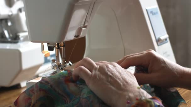 Coser a mano para mujer en la máquina de coser — Vídeos de Stock