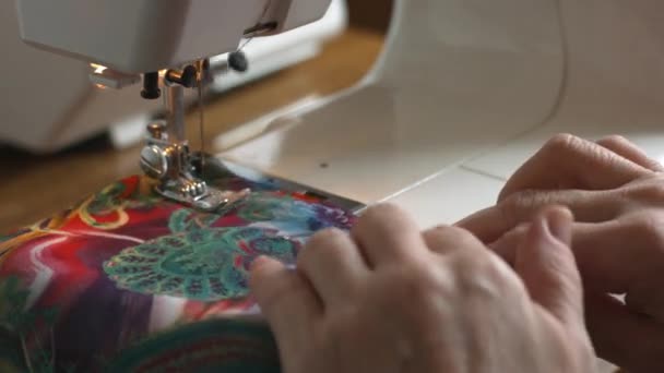 Coser a mano para mujer en la máquina de coser — Vídeo de stock