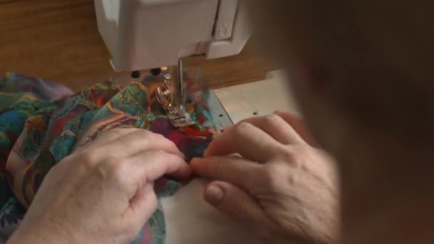 Costura da mão das mulheres na máquina de costura — Vídeo de Stock
