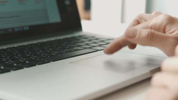 Vrouw die op laptop thuis werkt, interier — Stockvideo