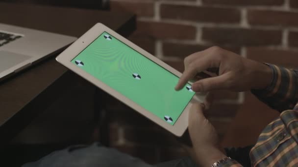 Muž v kostkované košili používá dotykové obrazovky tabletu. — Stock video
