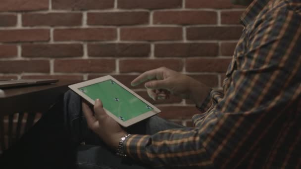 Hombre en camisa a cuadros utiliza tableta de pantalla táctil . — Vídeos de Stock