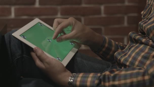 Homme en chemise à carreaux utilise tablette à écran tactile . — Video