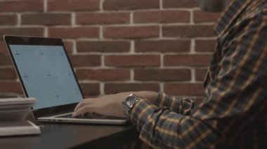 laptop çalışma ekose gömlekli adam