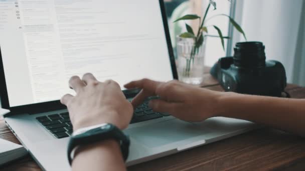 Vrouwelijke hand schrijven iets op de laptop. — Stockvideo