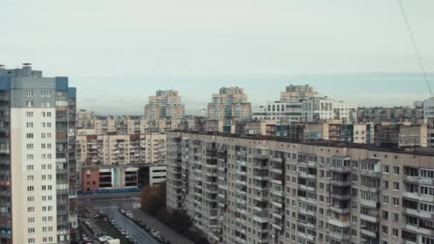 Panoramisch uitzicht over de stad met hoge gebouwen. — Stockvideo