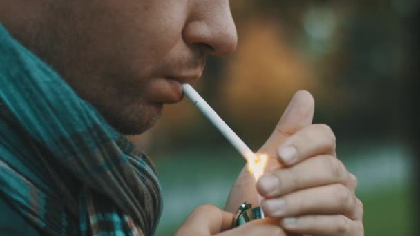 Hombre fuma un cigarrillo en la calle — Vídeos de Stock