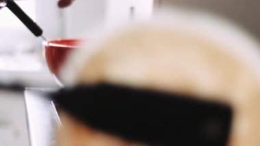 Kadın krep hazırlar