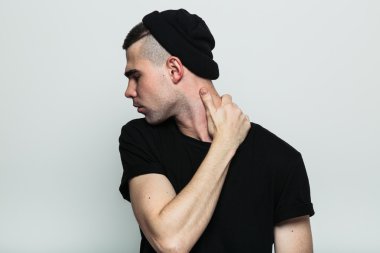 Boynuna dokunan dönmüş adamın ön görünümü