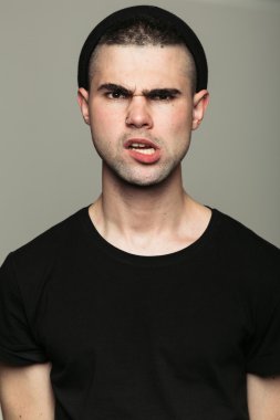 Kışkırtıcı kızgın adamın stüdyo portresi