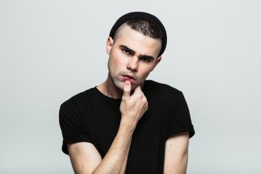 Çene üzerinde el ile adam Stüdyo portresi