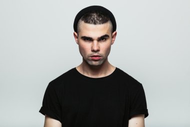 Kendine güvenen adam kameraya bakan önden görünümü