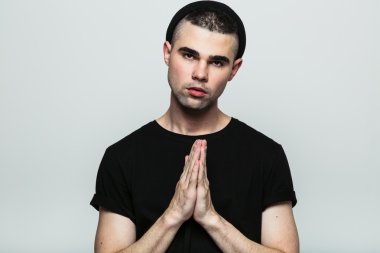 Adam portresi özür diler ve kameraya bakıyor