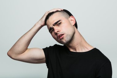 Adam toplamak onun kaşları.