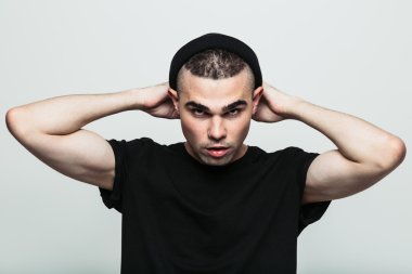 Küstah adam kameraya frowningly arıyor.