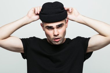 tehlikeli bir genç adam.