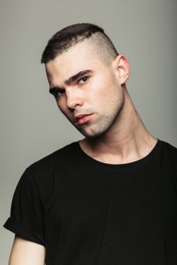 Acımasız adam stüdyo çekim kadar kapatın.