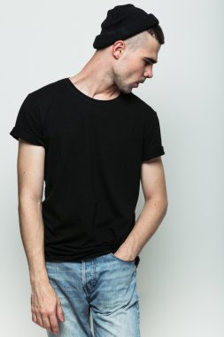 Gri arka planı poz adam portresi stüdyo.