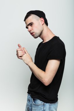 Endişe verici genç adam stüdyo çekimleri