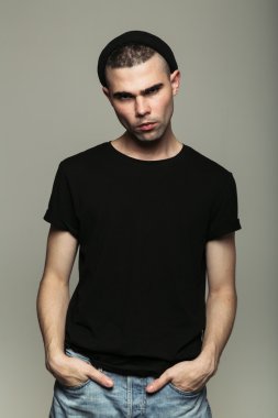 Adam kameraya bakarak kısa saç kesimi ile