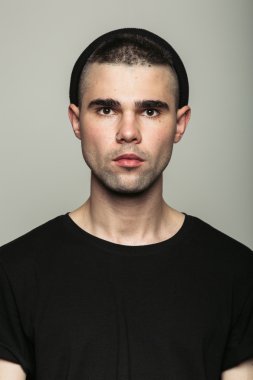 Headshot Studio genç adam.