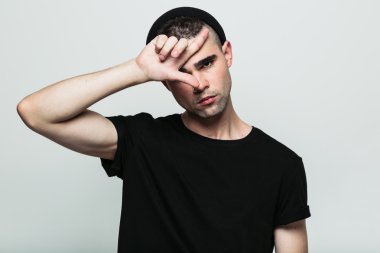 Şık adam alnına kaybeden işaret gösteren.