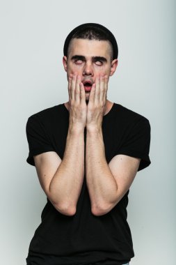 Adam gözlerini haddeleme ve yüz buruşturma gösterilen