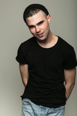 Kollarını arkasına boy gülümseyerek