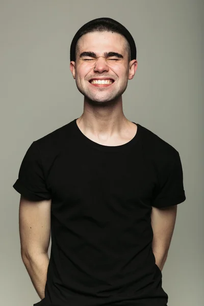 Портрет молодого зубастого улыбающегося человека — стоковое фото