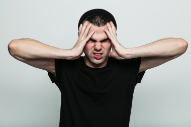 Siyah erkek t-shirt kızgın