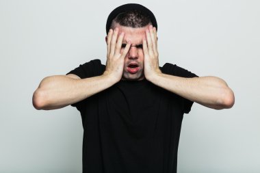 Adam beyaz Studio etkileyici portresi