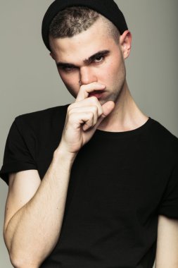 Ciddi adam gösteren bıyıkla yüz parmağında