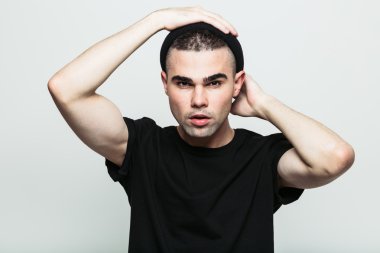 Yakışıklı erkek model kameraya poz.