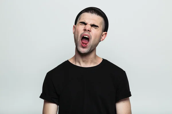 Портрет зевающего человека . — стоковое фото
