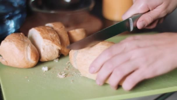 Руки режут хлеб — стоковое видео