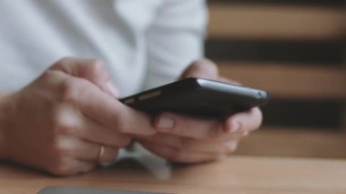 Akıllı telefon kullanan kadın